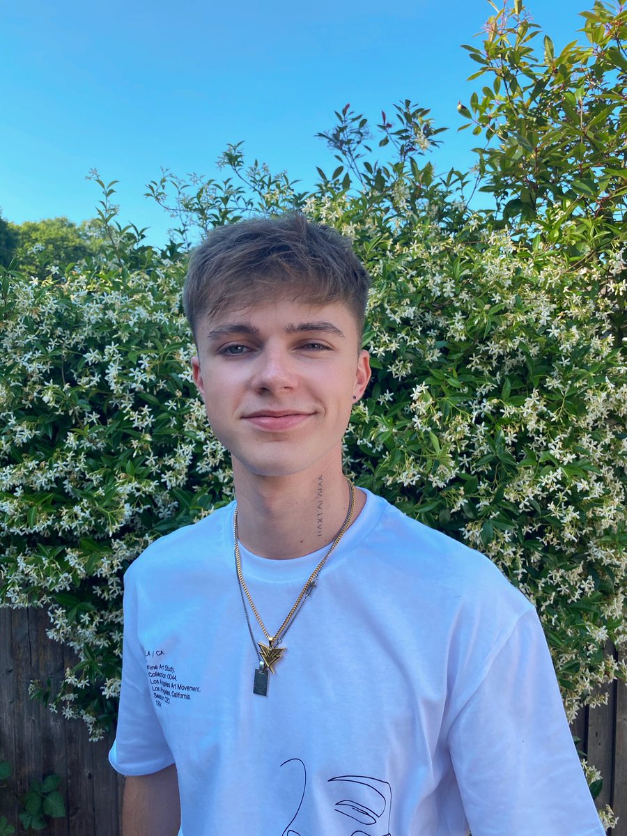 HRVY's tweet photo. crocs called and told me my $wagg is thru the roof https://t.co/2CoD56Sf35