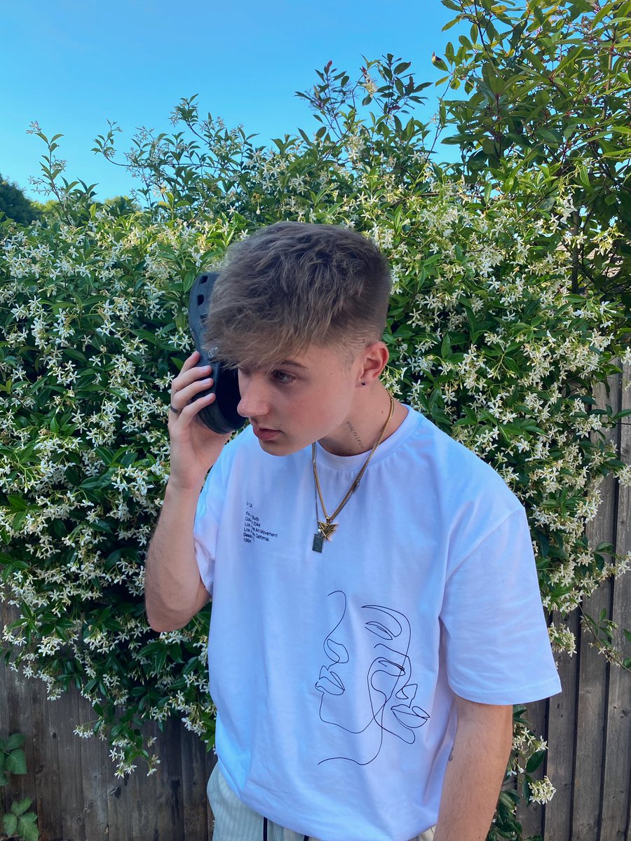 HRVY's tweet photo. crocs called and told me my $wagg is thru the roof https://t.co/2CoD56Sf35