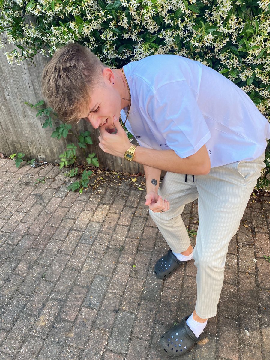HRVY's tweet photo. crocs called and told me my $wagg is thru the roof https://t.co/2CoD56Sf35