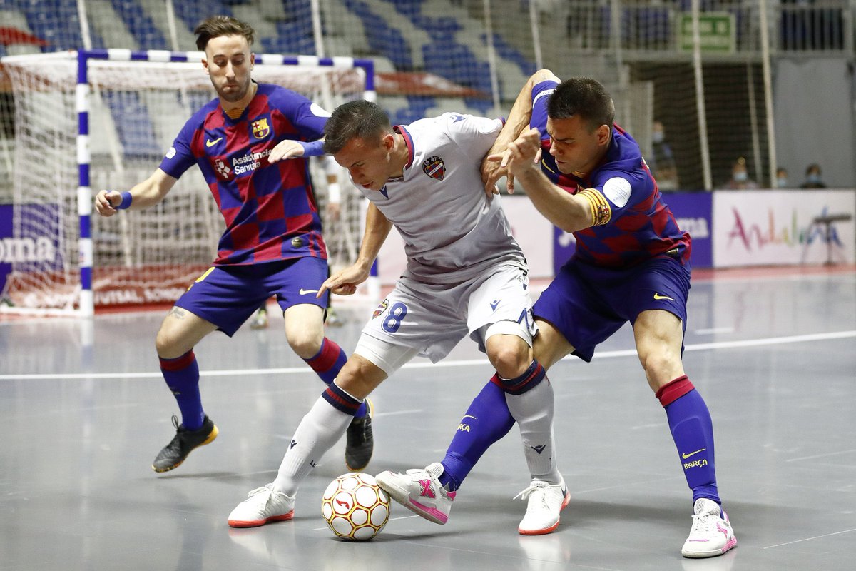 JaviRodriguezR_'s tweet image. ¡SALTÓ LA SORPRESA! El Barça eliminado en la primera ronda en el torneo por el título de Liga. 

Levante remonta un 2-0 para colarse en semifinales. El actual campeón, eliminado.