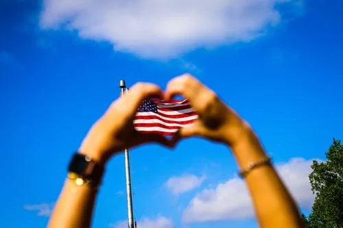 _expatriation_'s tweet photo. #Trump gele les #cartesvertes et suspend des #visas de non-immigrant aux #ÉtatsUnis, visa J-1, H-1B, H-2B et L. en vigueur le 24 juin jusqu'au 31 décembre 2020. https://t.co/WwUh3AruHc https://t.co/DC0rLuD72x