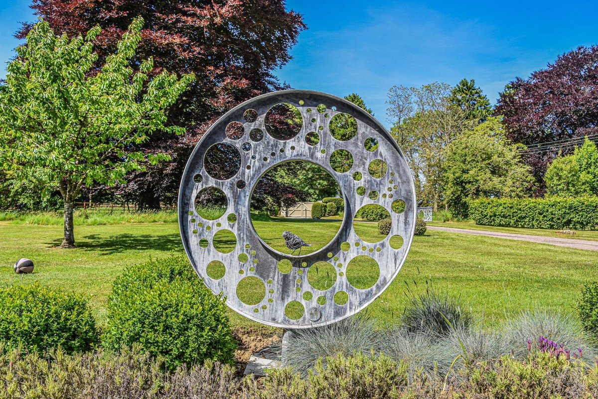 ruperttill121's tweet photo. A blackbird enjoying the afternoon sunshine in the garden, commissions available. #Wire #Sculpture #GardenArt #Artinthegarden #Arty #WireSculpture #GardenSculpture #Garden #Animals #RTillSculptures #WireSculptures  #Art #ArtOfTheDay #PhotoOfTheDay https://t.co/SIJhqFPa6v