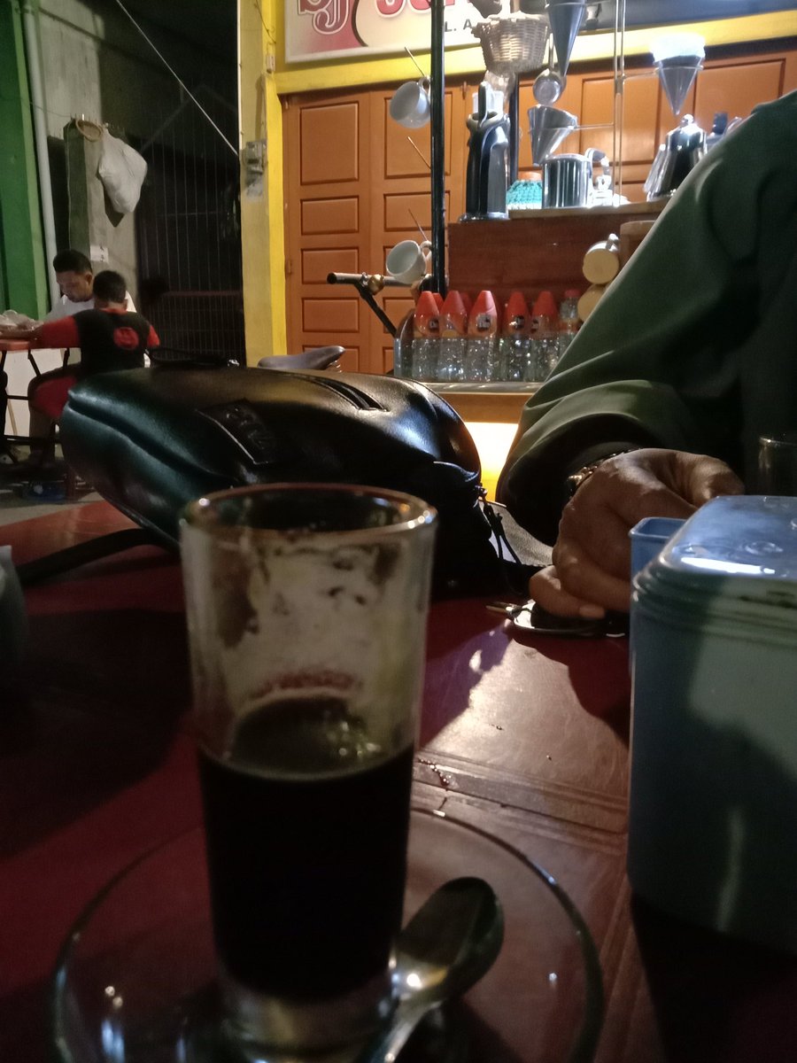 lylii89's tweet photo. Sah malam ini bgadang...
Dipaksa tidur pun percuma., Mata tetap melek selama hp masih d tangan๐คญ๐คญ
#bestcoffee
#besdfriends
#coffeeAceh
#GeurubakKupii https://t.co/P7YE6WQAFq