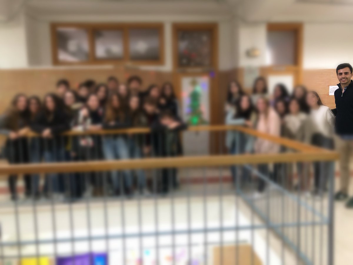 mueveteconlaef's tweet photo. Tras dos cursos, acaba mi etapa en #IESIsbilya con un final diferente. Me quedo con los buenos momentos, los alumnos, los compañeros y PAS.
📌 A los que hacéis selectividad #vamos💪🏽
📌A los demás #aseguir🤓
¡Gracias por hacerme disfrutar de mi profesión! 😄😍 #educacionfisica https://t.co/7s75YK6Z11