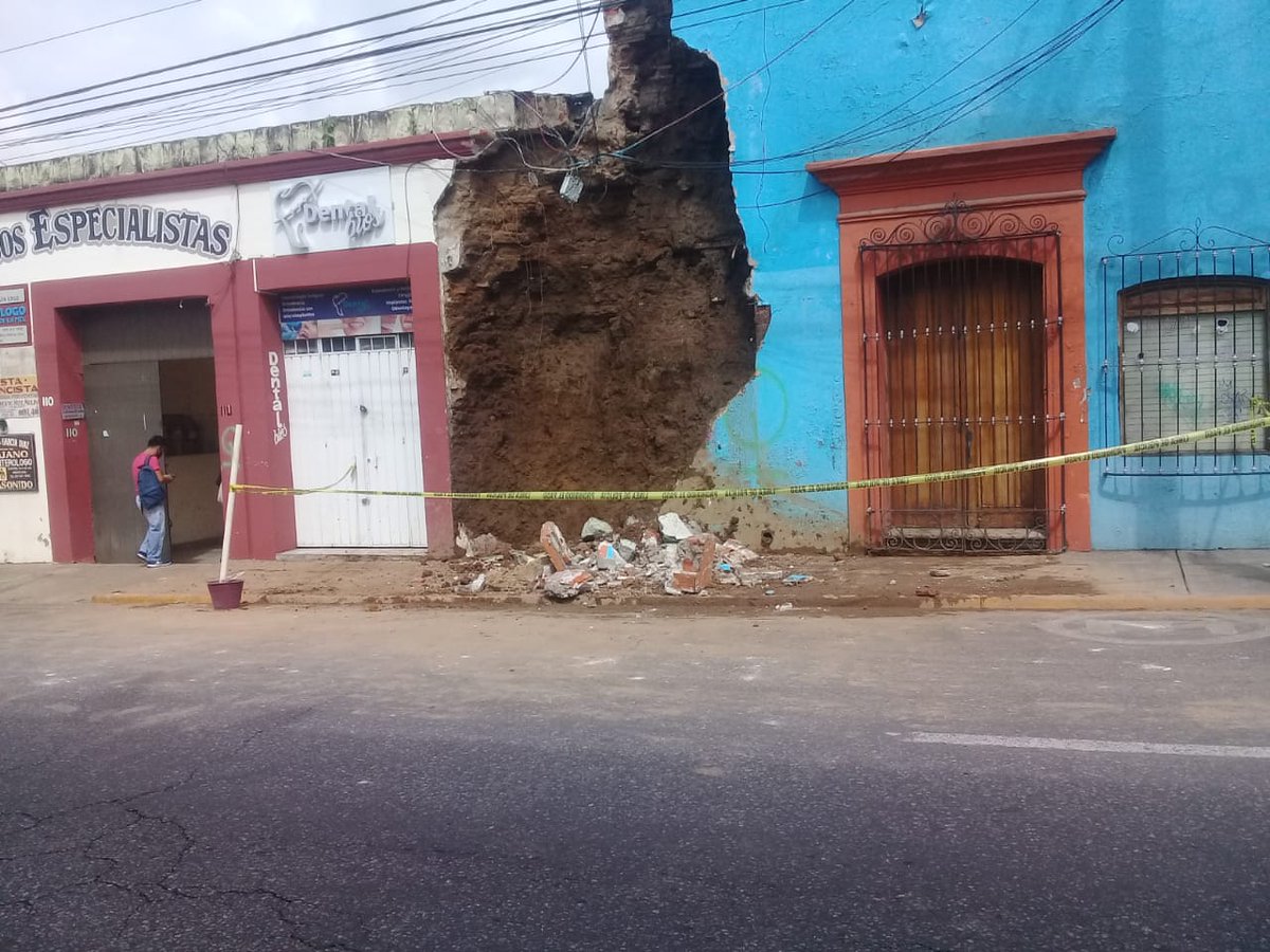 Forbes_Mexico's tweet photo. Así lucen las calles en Oaxaca Centro, luego del sismo magnitud 7.5 que azotó a México.

Además de derrumbes y daños inmuebles, se ha lanzado una alerta de tsunami para la costa del Pacífico y el gobernador de esa entidad ha reportado un fallecimiento y un herido en Huatulco. https://t.co/e6T9XzhnJD