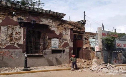 El_Universal_Mx's tweet photo. 🚨#ÚltimaHora🚨 Murat informa fallecimiento de una persona en Oaxaca tras #sismo de magnitud 7.5 https://t.co/cET6C9vUFb https://t.co/VjKHO7oTde