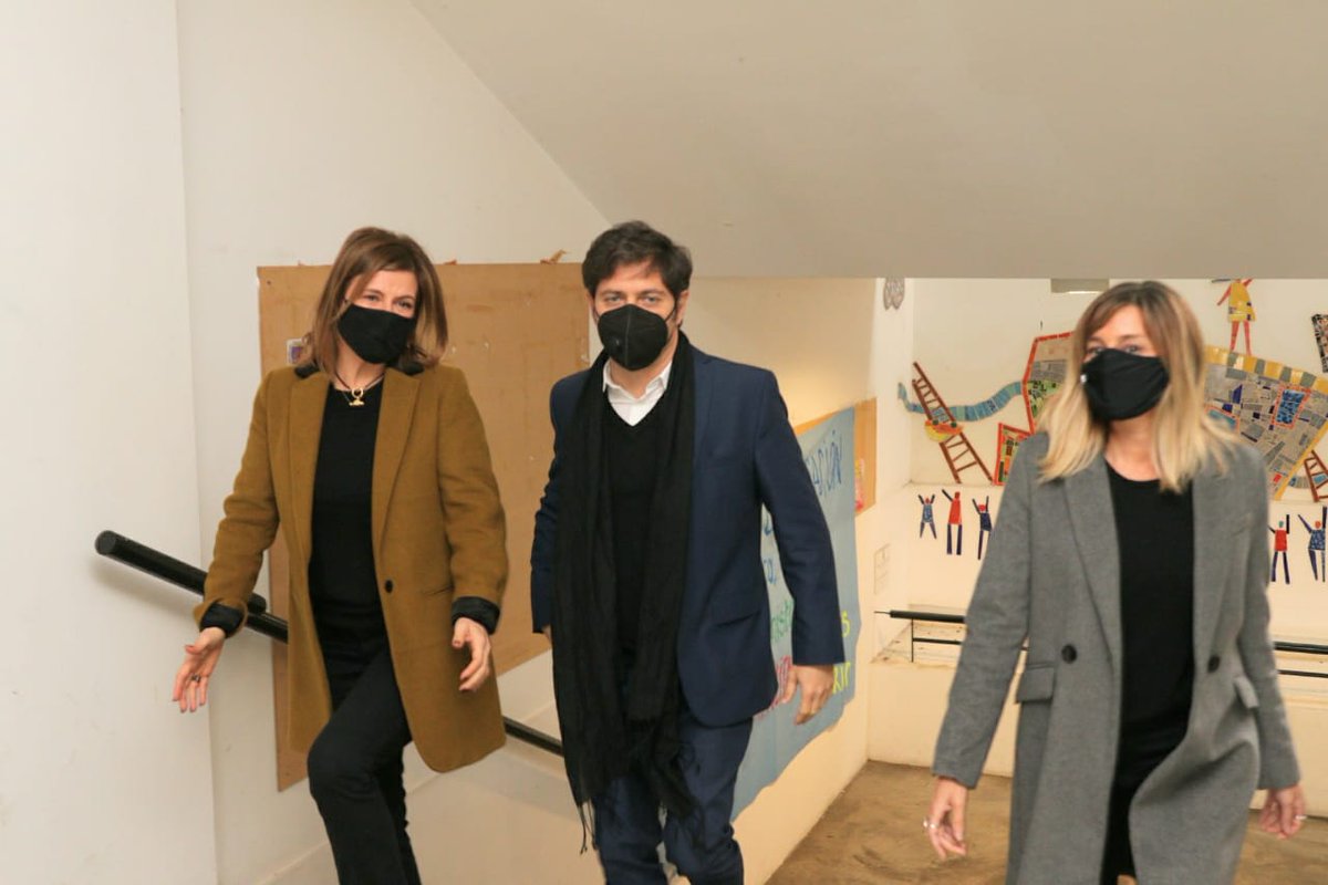 fsaintout's tweet image. Con el gobernador @Kicillofok y el ministro @DrDanielGollan visitamos el centro de telellamadas de @SaludBAP instalado en @PeriodismoUNLP.
A partir de la detección de casos de COVID-19, voluntarixs realizan un seguimiento de sus contactos estrechos para prevenir nuevos contagios.