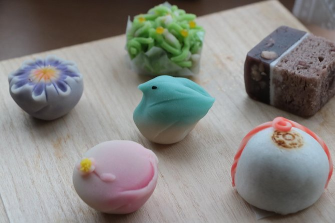 kuro kiyosumi: wagashi (a delicate japanese confection made out of plant-based ingredients, served with green tea!)