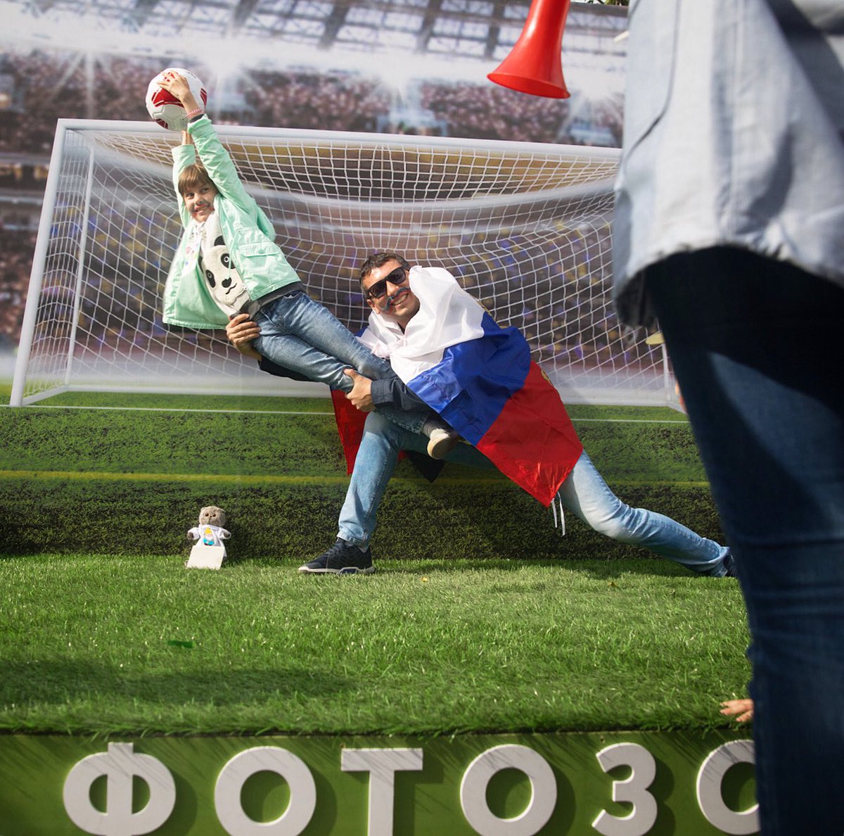 FutbolFandom's tweet photo. Sometimes keepers need a little help (or a daughter). #2018worldcup #2018worldcuprussia #2018fifaworldcup #fifaworldcup #soccerfans #futbolfans #soccerlife #soccerislife #soccerfan https://t.co/yw2eeuwa0b
