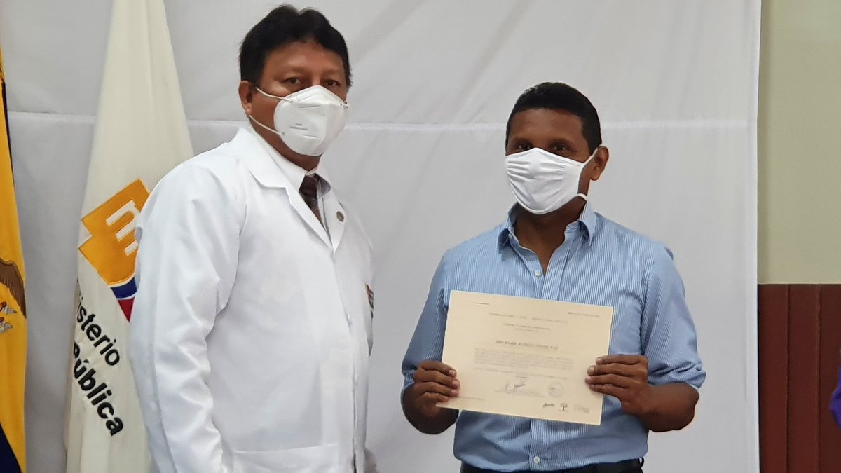 SaludImbabura's tweet photo. #SaludParaSucumbíos| Fernando Salazar, Director del #HMVI entrega agradecimientos a Autoridades,quienes constantemente apoyan con entrega de equipos de bioseguridad al personal de primera línea provincial.
#AEcuadorLoSacamosTodos https://t.co/YLFzoAZnVe