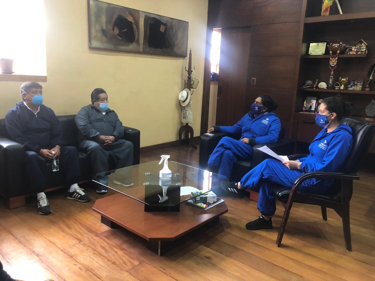 FuerzaObreraEC's tweet photo. Nuestros compañeros: #MesiasVicuña Secretario del Sindicato de Choferes Profesionales del Azuay y #PatricioPadilla Presidente del #AFUT mantuvieron una reunión de trabajo con el señor Prefecto @yakuperezg
#SolidaridadIntergremial
Azuay:#Responsable #Solidario y #Productivo https://t.co/jMNwZVXyyR