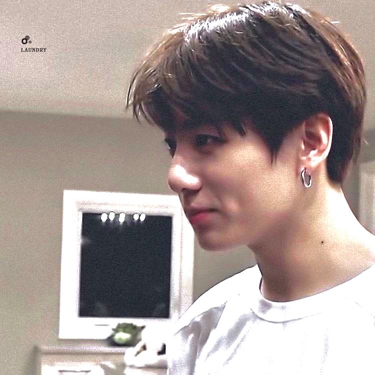 Jungkook‘s beauty from different angles, a thread  #JUNGKOOK    #KooktiddieCommittee  #KTCproject  #sisterwives  @BTS_twt