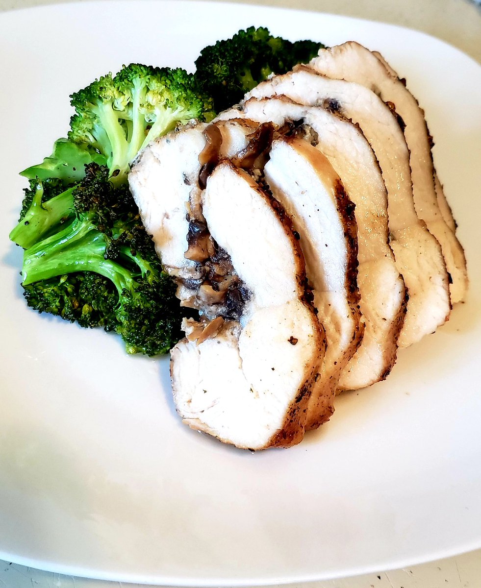 Chef_Williams_'s tweet photo. Crimini #mushroom and Glacier Blue cheese stuffed #chicken breast for my girls. #foodie #homeMade #chef https://t.co/T7632uOi2P