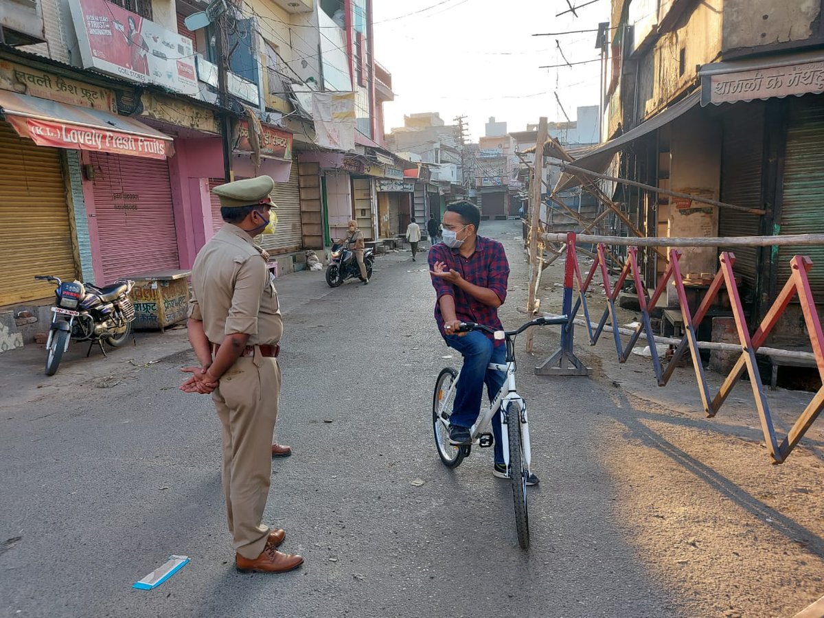 PoliceShamli's tweet photo. #Shamlipolice कोरोना संक्रमण से प्रभावी रोकथाम एवं ��चाव हेतु लागू अनलॉक-1 में लॉकडाउन के अनुपालन की स्थिति तथा पुलिस ड्यूटी का जायज़ा लेने पुलिस अधीक्षक शामली ने सादे वस्त्रों में साईकल से किया औचक निरीक्षण।
@Uppolice @digsaharanpur @PTI_News @TOILucknow https://t.co/M9WiHTa0LB