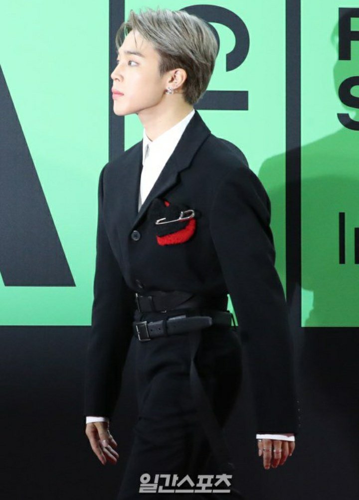 Park Jimin is the "prince charmant" in every princess story .. ♡-A thread