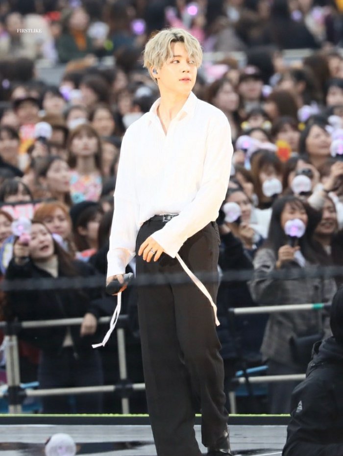 Park Jimin is the "prince charmant" in every princess story .. ♡-A thread