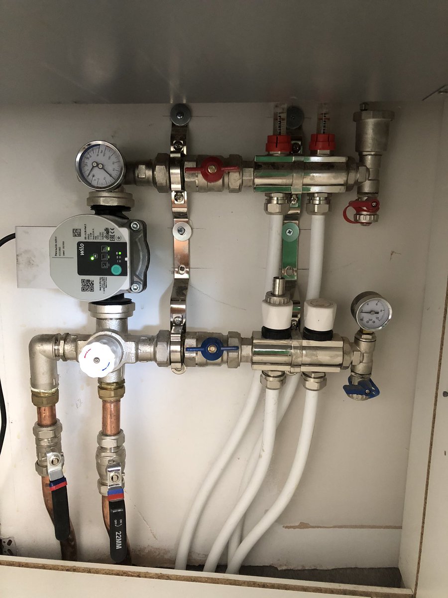 rhys_gosling's tweet photo. @IdealBoilers vogue max with a 12 year warranty commissioned, along with 2x 35m2 @simplyUFHeating ufh circuits and a 8 radiator circuit up and running off @HiveHomeUK  🙌🏿 #plumber #Cardiff https://t.co/8SbePJ7nV4
