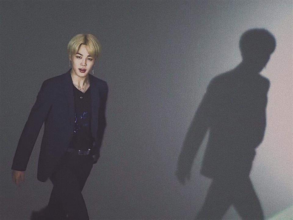 Even his shadow is like a "prince" ♡