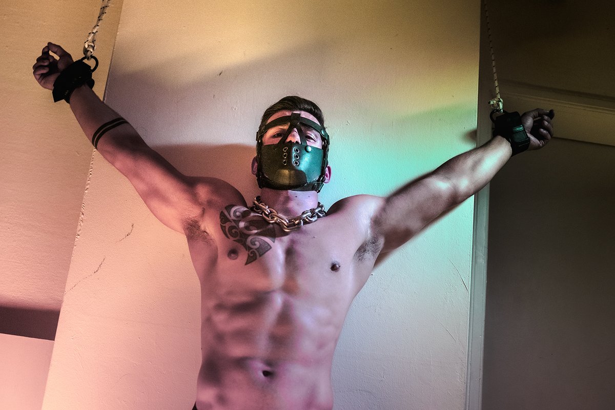 armyofmen's tweet photo. Sometimes, you have to be a little bit naughty. 😈⁠
⁠
⁠
⚙️HEAD HARNESS MUZZLE ➕WRIST RESTRAINTS - Black 

📷 @rafandway https://t.co/UDwoAkdkDg