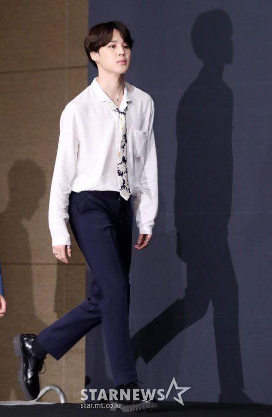Even his shadow is like a "prince" ♡
