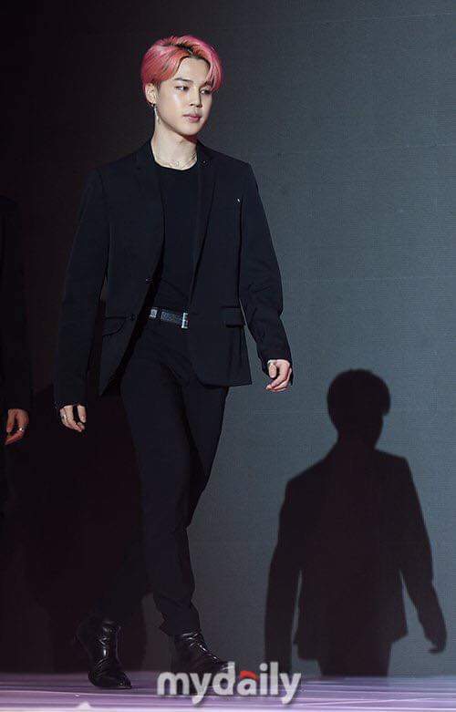 Even his shadow is like a "prince" ♡