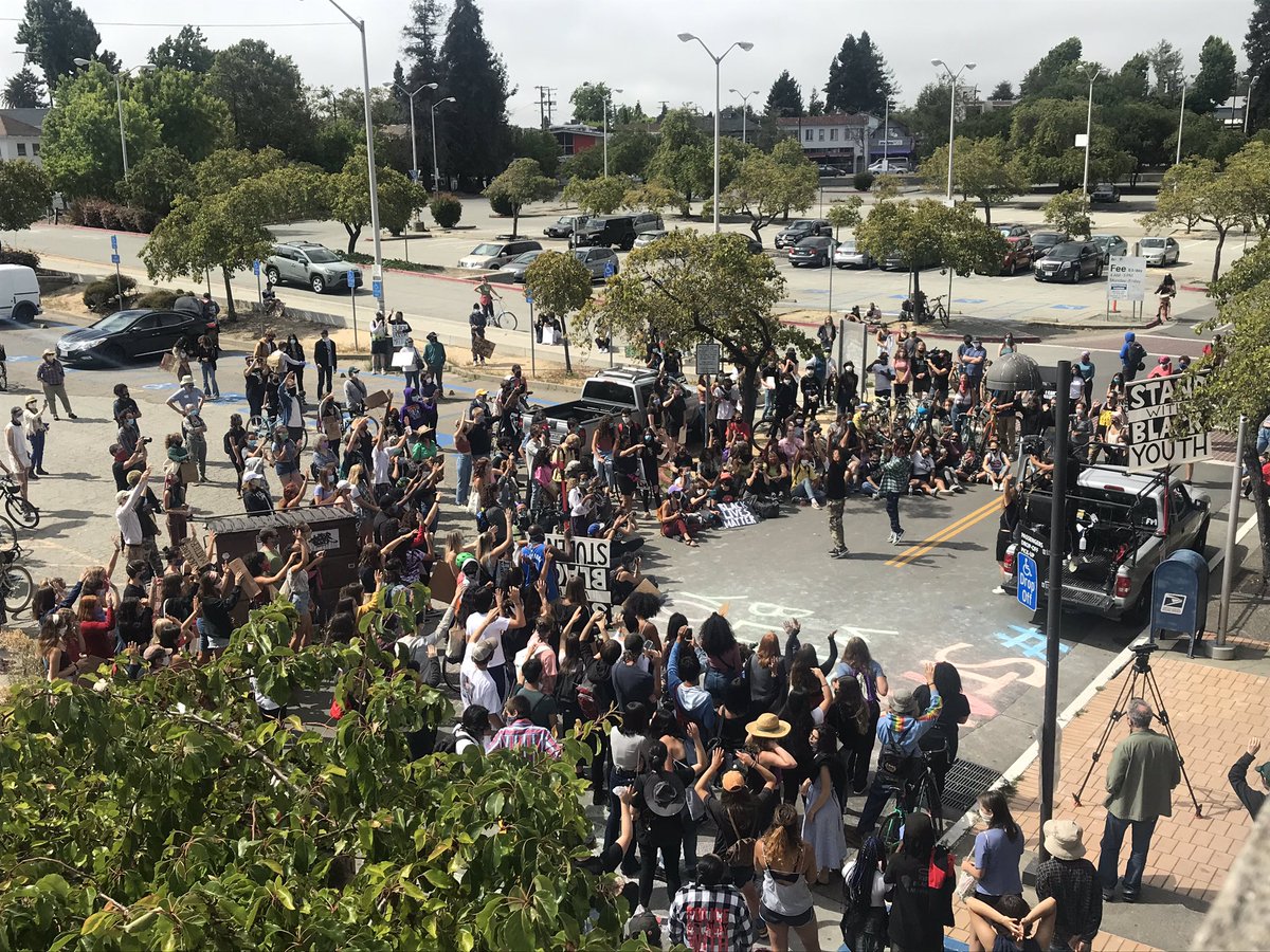 rubysutton_'s tweet photo. Crowd growing at Berkeley #BLM protest with ~250 attendees, spoken word + music https://t.co/ZYO5K4XlL0