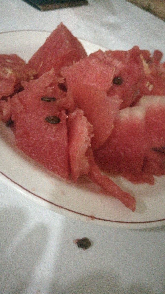 Ablam karpuz kesmek için elini kesti şuan hastanede annem de şey diyo bari karpuz güzel olsa :ddd