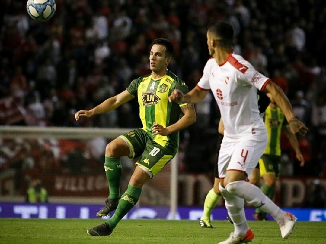 FutbolArgnto01's tweet photo. ¿SE VA ANDRADA?

La dirigencia de Aldosivi todavía no le renovó el contrato a Federico Andrada. De no haber ninguna novedad, el delantero quedará con el pase en su poder y se buscará club.

¿Que debe hacer la dirigencia del tiburón con Andrada? https://t.co/HPhAOxO5fR