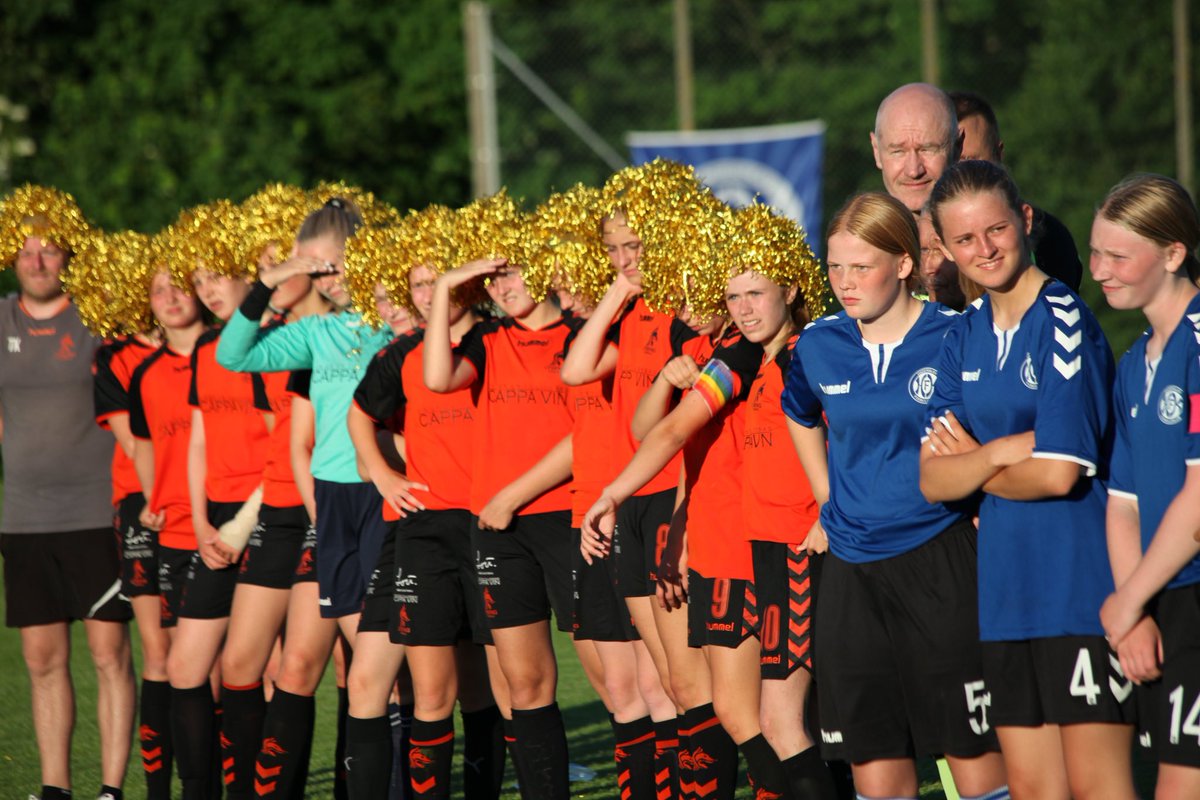LysengPiger's tweet photo. Lysengs U15-piger løb med pokalen 🏆 da de tirsdag aften fortjent slog Haderslev 3-2 i den jyske pokalfinale ⚽️🦊👏 
#voreslyseng #fodboldforpiger https://t.co/IiVkmevV7W