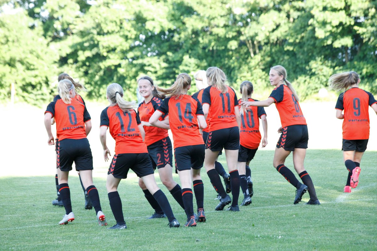 LysengPiger's tweet photo. Lysengs U15-piger løb med pokalen 🏆 da de tirsdag aften fortjent slog Haderslev 3-2 i den jyske pokalfinale ⚽️🦊👏 
#voreslyseng #fodboldforpiger https://t.co/IiVkmevV7W