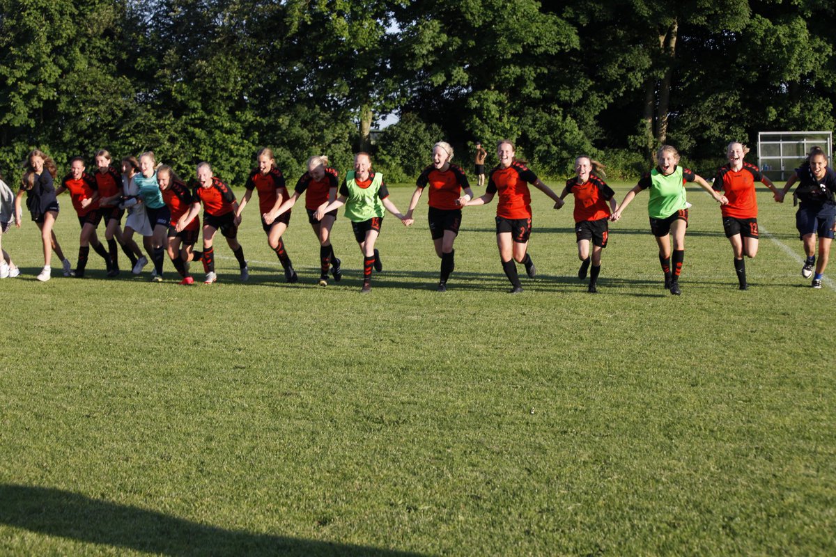 LysengPiger's tweet photo. Lysengs U15-piger løb med pokalen 🏆 da de tirsdag aften fortjent slog Haderslev 3-2 i den jyske pokalfinale ⚽️🦊👏 
#voreslyseng #fodboldforpiger https://t.co/IiVkmevV7W