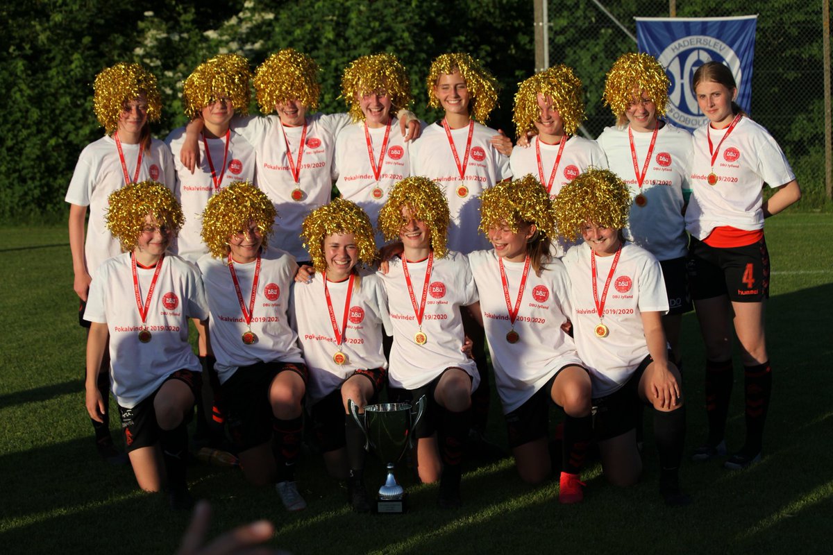 LysengPiger's tweet photo. Lysengs U15-piger løb med pokalen 🏆 da de tirsdag aften fortjent slog Haderslev 3-2 i den jyske pokalfinale ⚽️🦊👏 
#voreslyseng #fodboldforpiger https://t.co/IiVkmevV7W