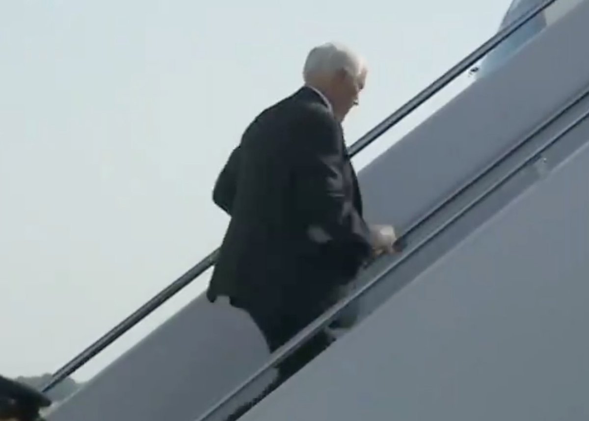 3/ We normally wouldn't necessarily think of this as relevant body language, however, Mike Pence is absolutely trying to draw a stark contrast between his ability to navigate stairs vs. that of Trump's fear of stairs and ramps.