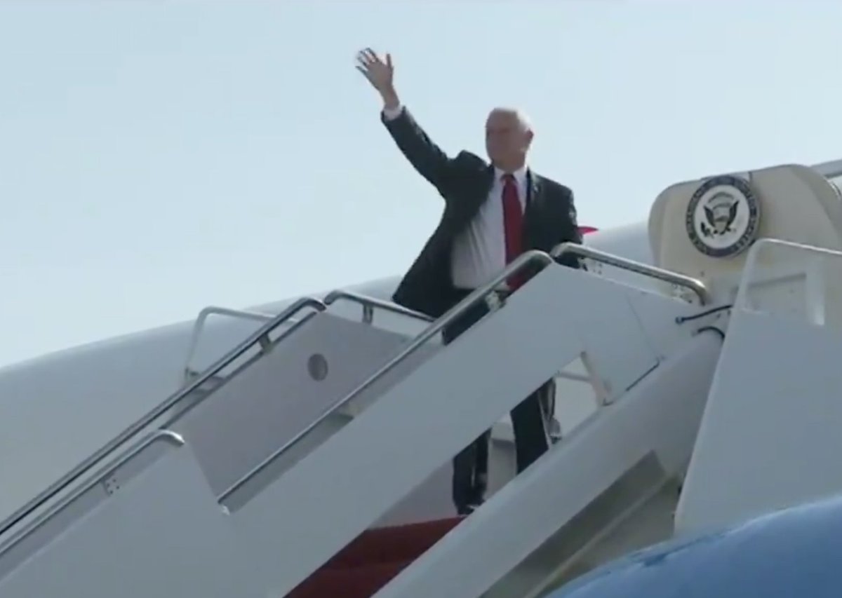 10/ He then begins to turn to enter the plane as he waves to the crowd. This is also an up-regulating behavior. And even when there is no/little audience, there are *always* cameras.
