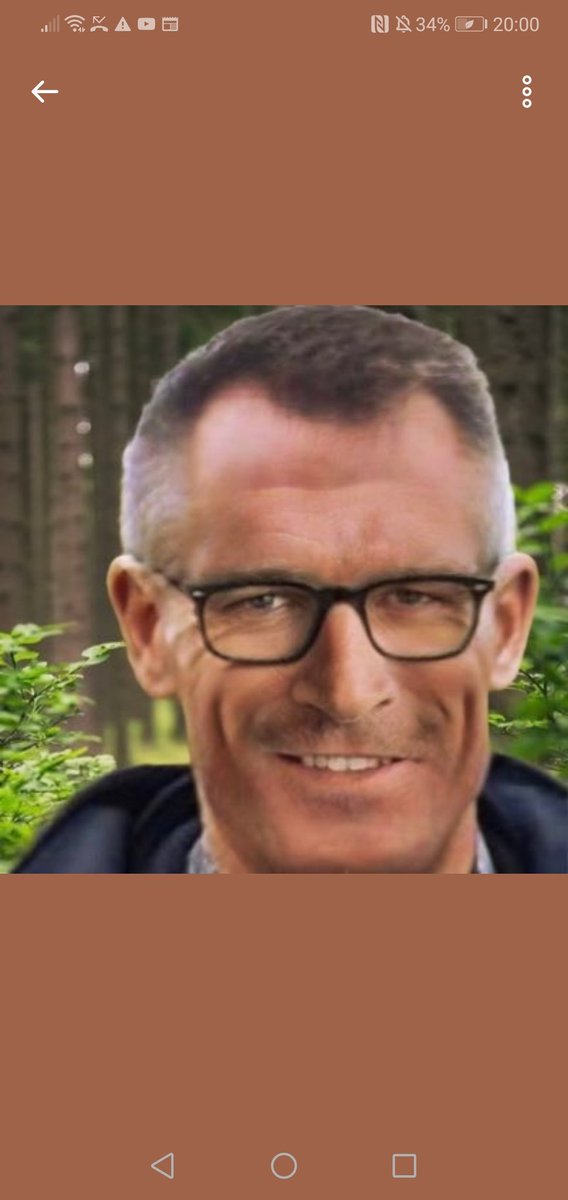 Update! Simon& #39;s completely real profile picture is back. Very normal behaviour.