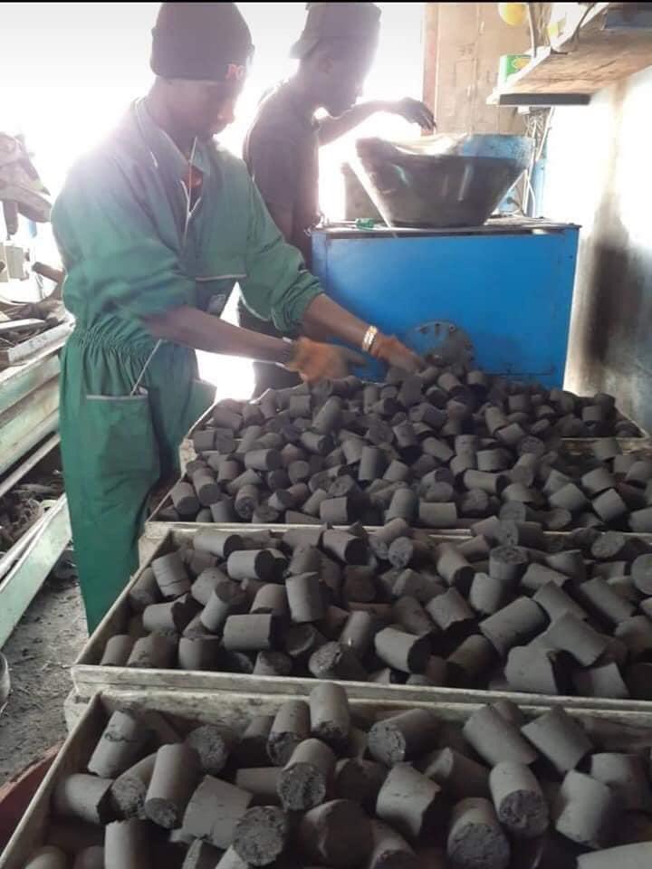 ONG_la_VIE's tweet photo. Un charbon naturel fait à base de coques d'arachides, conçu pour lutter contre la déforestation. 
Il ne dégage pas de fumèe n'émet pas de gaz carbonique. 
#MadeInSenegal🇸🇳
@COP21 @COP22  @SAVE_DAKAR
#ClimateEmergency #ClimateCrisis
 📷 @TeamMackyPR

 https://t.co/DIJaJ3XzyB