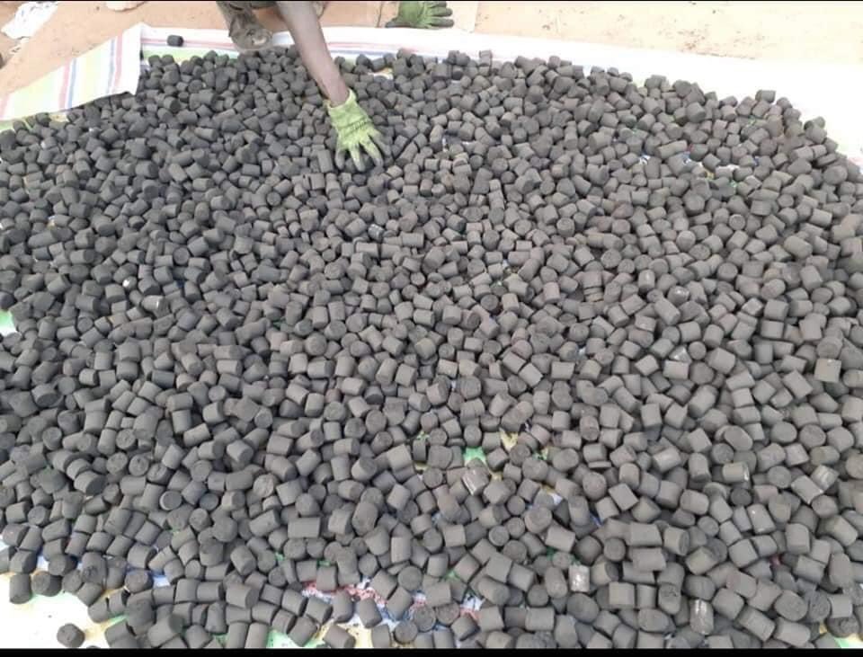 ONG_la_VIE's tweet photo. Un charbon naturel fait à base de coques d'arachides, conçu pour lutter contre la déforestation. 
Il ne dégage pas de fumèe n'émet pas de gaz carbonique. 
#MadeInSenegal🇸🇳
@COP21 @COP22  @SAVE_DAKAR
#ClimateEmergency #ClimateCrisis
 📷 @TeamMackyPR

 https://t.co/DIJaJ3XzyB