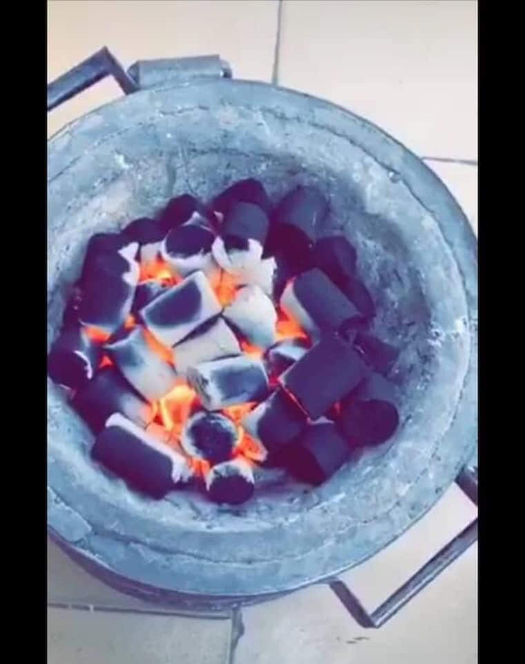 Voici un charbon naturel fait à base de coques d'arachides, conçu pour lutter contre la déforestation. Il ne dégage pas de fumèe n'émet pas de gaz carbonique. #MadeInSenegal🇸🇳

🔥Le sac de 20kg est à 10 000 fcfa