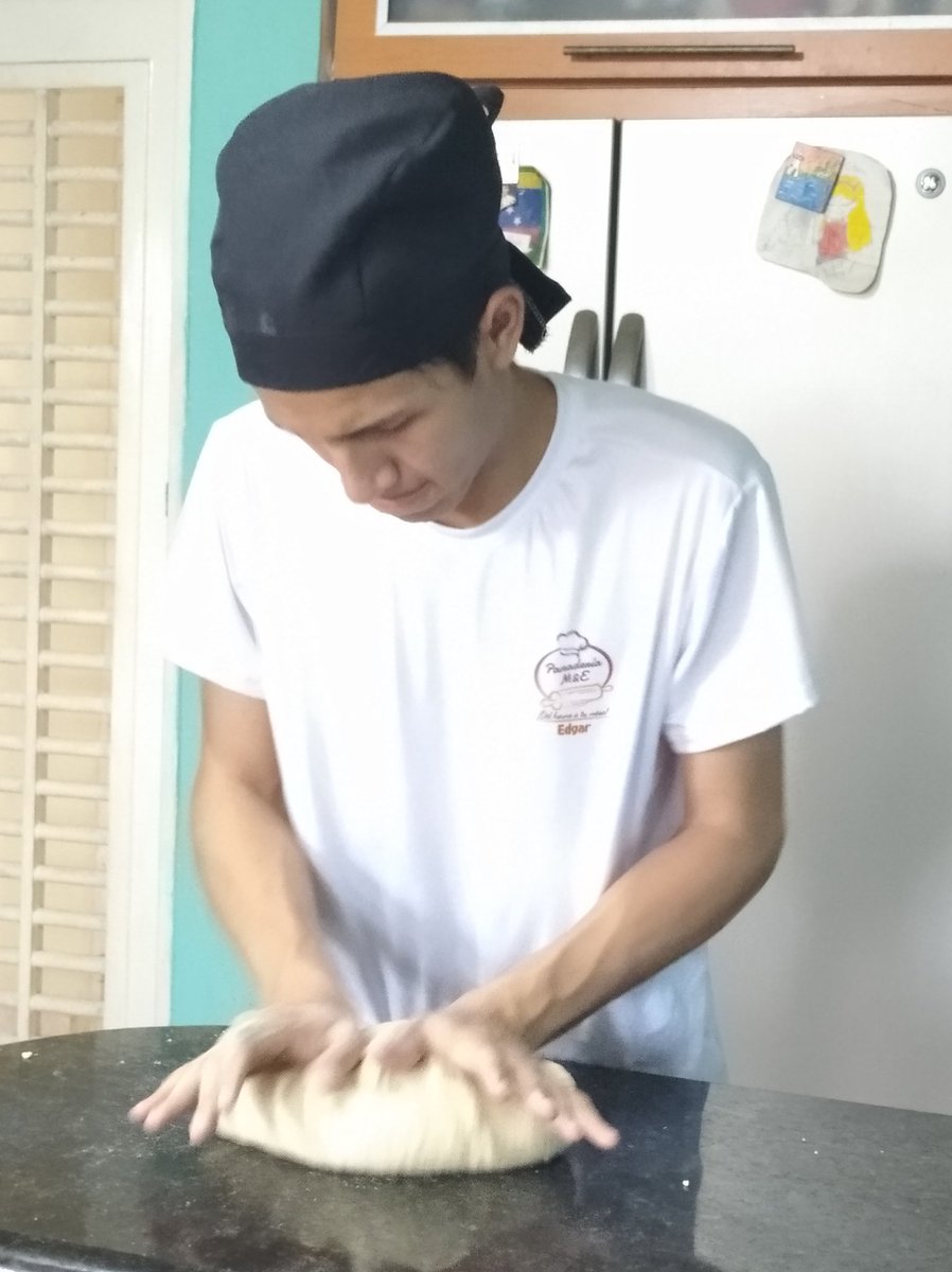 Así trabaja mi hijo todos los días para ofrecerle pan a nuestra comunidad ,un joven emprendedor 👨🏻‍🍳 no contamos con las herramientas necesarias para trabajar, todo lo hace con las manos, necesitamos apoyo para q pueda trabajar mejor,apoyemoslo camarada <a href="/NicolasMaduro/">Nicolás Maduro</a>  <a href="/dcabellor/">Diosdado Cabello R</a>