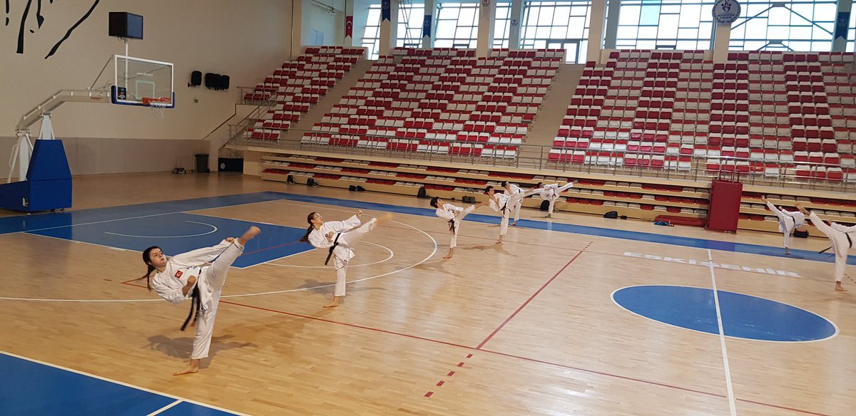 eskişehirli karateciler durmak bilmiyor...