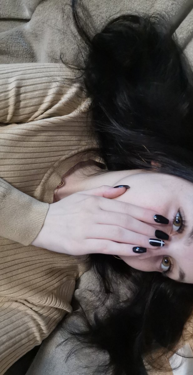 Endlich neue Nägel und das erste Mal lash extensions ❤️💁🏻‍♀️

Findom femdom finsub geldherrin geldsklave paypig