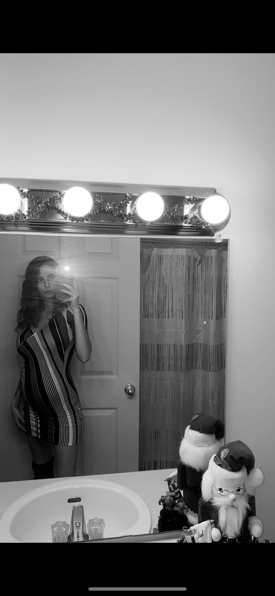 makellalee's tweet image. The oven.🖤          The bun. 🤍