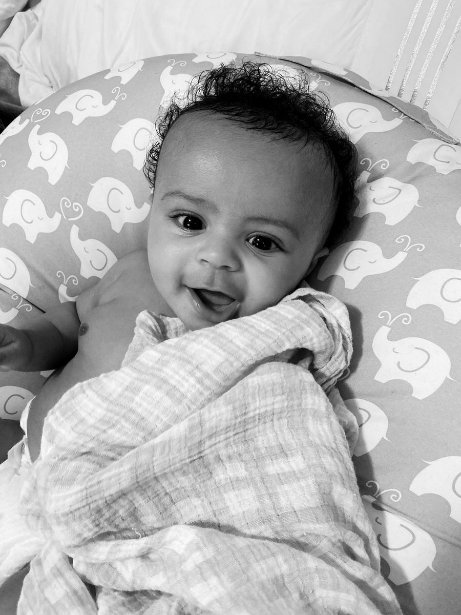 makellalee's tweet image. The oven.🖤          The bun. 🤍