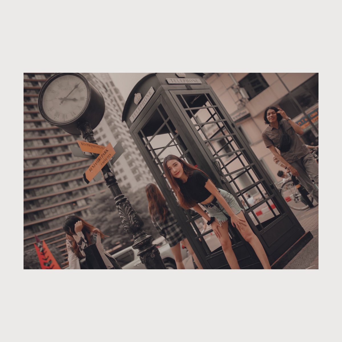 NaughtyKwan's tweet photo. สถานที่ถ่ายรูปสุดฮิตในกรุงเทพ @ starbucks sukhumvit 24 
คนเยอะมากจ้า บอกเลย 😂 #ร��วิวกรุงเทพ #สายฮิป #คาเฟ่กรุงเทพ https://t.co/u4l2YtCIdt