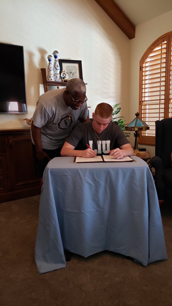 lil_bangout25's tweet photo. COMMITTED!!💯#GoSharks https://t.co/rl8DhmaBEk