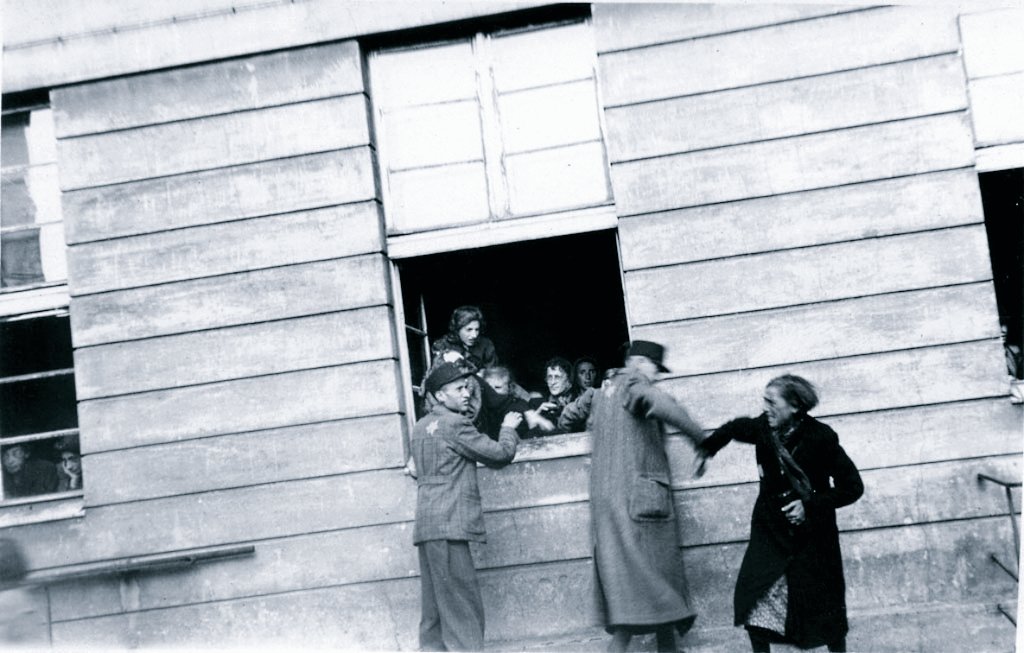 RoninPoland's tweet photo. Wielka Szpera
Allgemeine Gehspere in the #LitzmannstadtGhetto– deportation action to the German extermination camp in #Kulmhof. ~15K victims: children under the age of 10, elderly over 65, sick, & unable to work.
"Give me your children" called Chaim #Rumkowski in #WielkaSzpera. https://t.co/dCJUddkGTe
