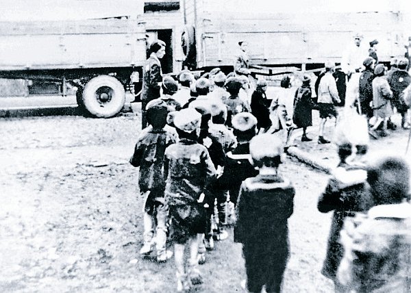 RoninPoland's tweet photo. Wielka Szpera
Allgemeine Gehspere in the #LitzmannstadtGhetto– deportation action to the German extermination camp in #Kulmhof. ~15K victims: children under the age of 10, elderly over 65, sick, & unable to work.
"Give me your children" called Chaim #Rumkowski in #WielkaSzpera. https://t.co/dCJUddkGTe