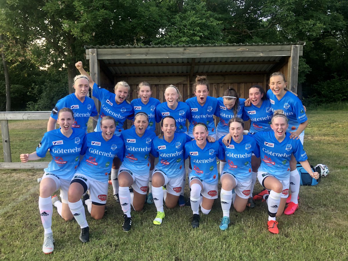 Kvällens match mot Skara på vackra Hellehof slutade i en 8-3 vinst!💙 I paus står det 3-3, men i andra halvlek tar vi över och och öser in målen. En suverän insats av samtliga i laget!💙 Extra kul med 6 olika målskyttar: Sofia, Sara, Vilma x2, Ida, Emilia, Tilda x2