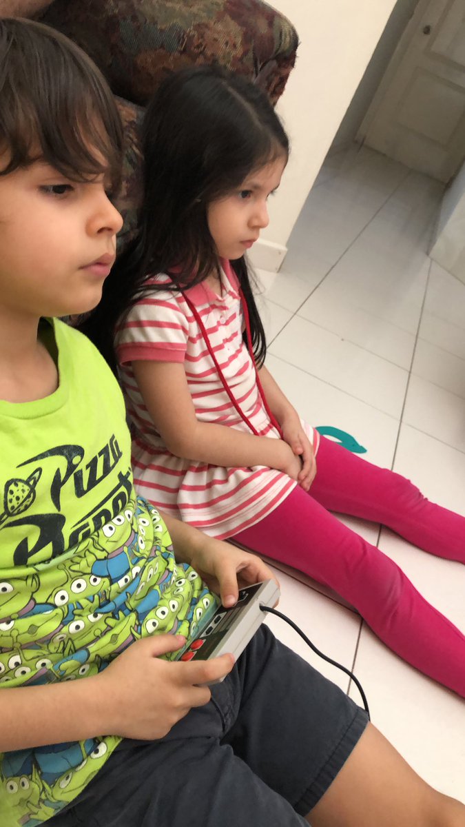 Shito45's tweet photo. Se adueñan de mi Nintendo! 🙄👾🤦🏻♂️ #roccosworld #princessmina #shitoland https://t.co/njOjsQalkd