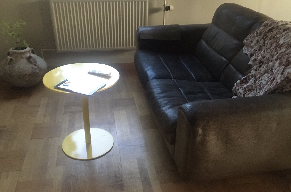 ravn_tina's tweet photo. Den er fra halvfjerdserne. Den har fået masser af tæv og vi fandt både bolcher og en kam i den. Men, fårk den er fed. Og nu er den min ❤️#DeSede https://t.co/LVwdoTbQCJ